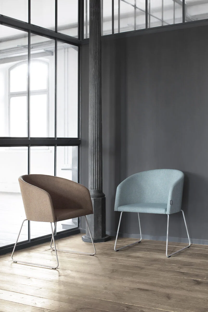 Krzesła i Fotele do poczekalni, biura i sali konferencyjnej Kleiber Next. błękitna tapicerka i jasno brązowa