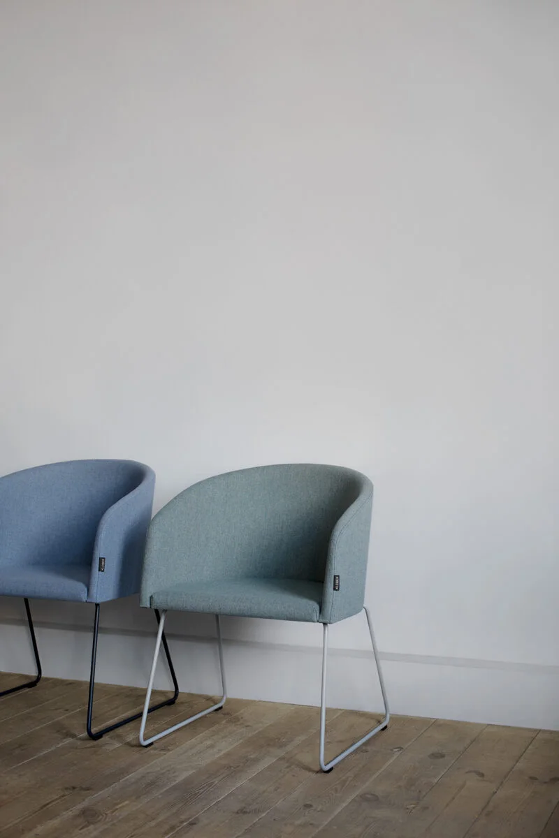 Krzesła i Fotele do poczekalni, biura i sali konferencyjnej Kleiber Next. błękitna i niebieska tapicerka