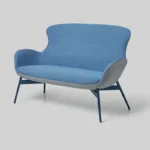dwukolorowa sofa kleiber epic, tapicerowana w szarym i niebieskim kolorze, na drewnianych nogach malowanych na niebieski kolor