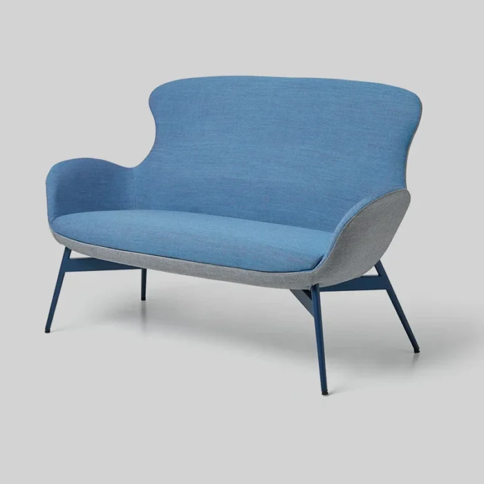 dwukolorowa sofa kleiber epic, tapicerowana w szarym i niebieskim kolorze, na drewnianych nogach malowanych na niebieski kolor