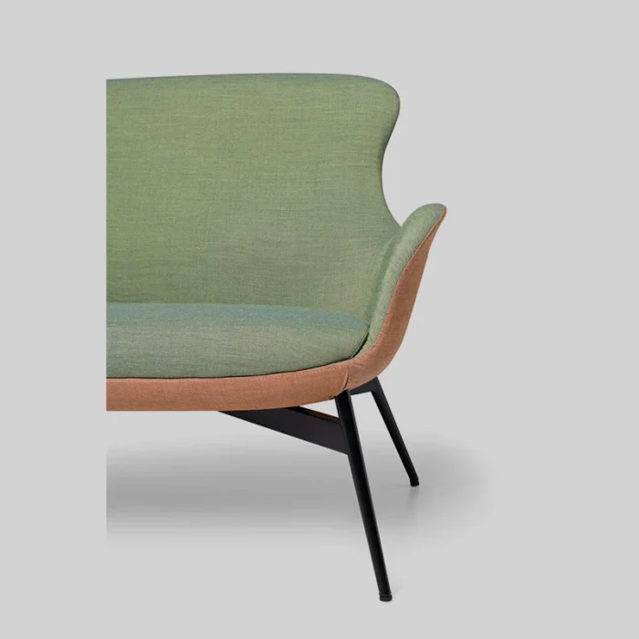 Kleiber Epic Sofa na ciemnych drewnianych nogach, zielono pomarańczowa tapicerka
