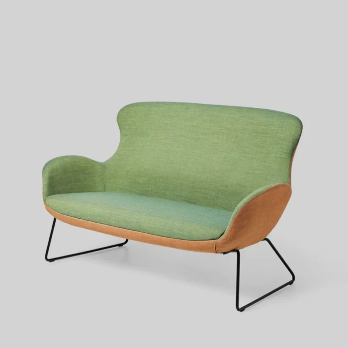 dwukolorowa sofa kleiber epic na czarnych metalowych płozach w kolorze zielonym i pomarańczowym
