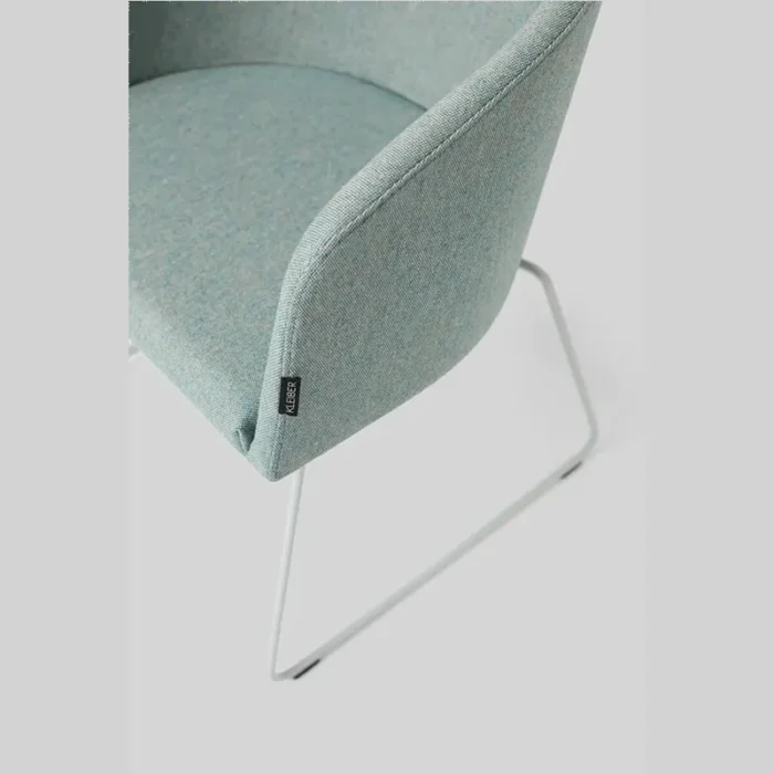 Krzesła i Fotele do poczekalni, biura i sali konferencyjnej Kleiber Next. błękitna tapicerka