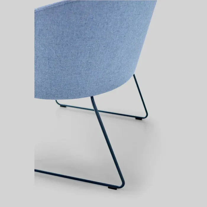 Krzesła i Fotele do poczekalni, biura i sali konferencyjnej Kleiber Next. błękitna tapicerka na granatowym stelażu