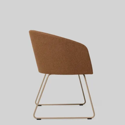 Krzesła i Fotele do poczekalni, biura i sali konferencyjnej Kleiber Next. tapicerka brązowa - rdzawa wełna