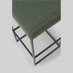 zbliżenie na ciemno zielone - oliwkowe siedzisko tapicerowane w hokerze Kleiber SIM