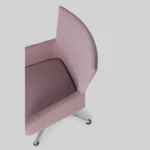 Fotel obrotowy Kleiber Time w różowej, wełnianej tapicerce, na podstawie obrotowe