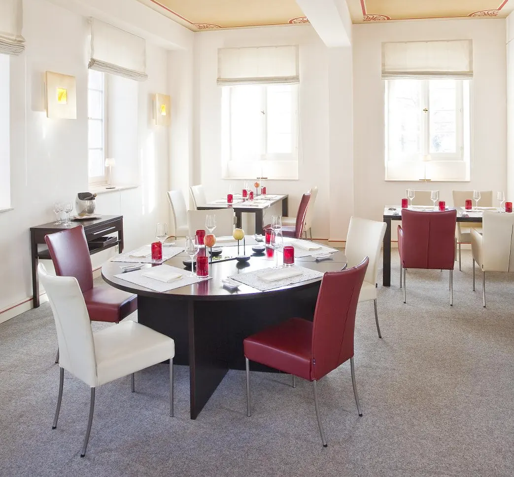 Aranżacja restauracji z krzesłami Kleiber Time w kolorze białym i bordowym